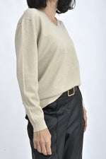 Pulover cu croială clasică și mâneci lungi, evidențiind textura fină și căderea naturală.