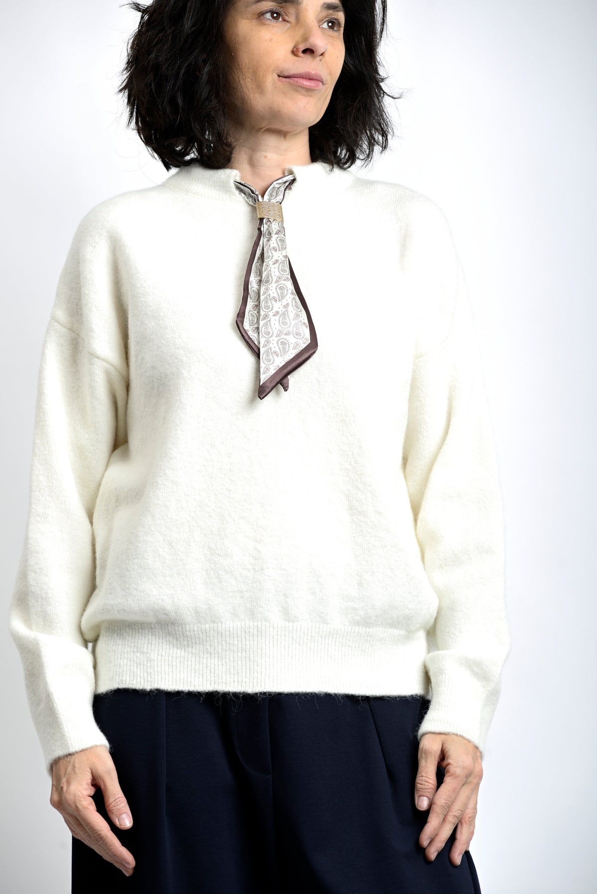 Pulover alb off-white cu eșarfă integrată și umeri căzuți, aspect luminos și elegant.