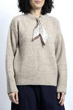 Pulover bej cu eșarfă integrată și umeri căzuți, croială lejeră și finisaj moale, vedere frontală.