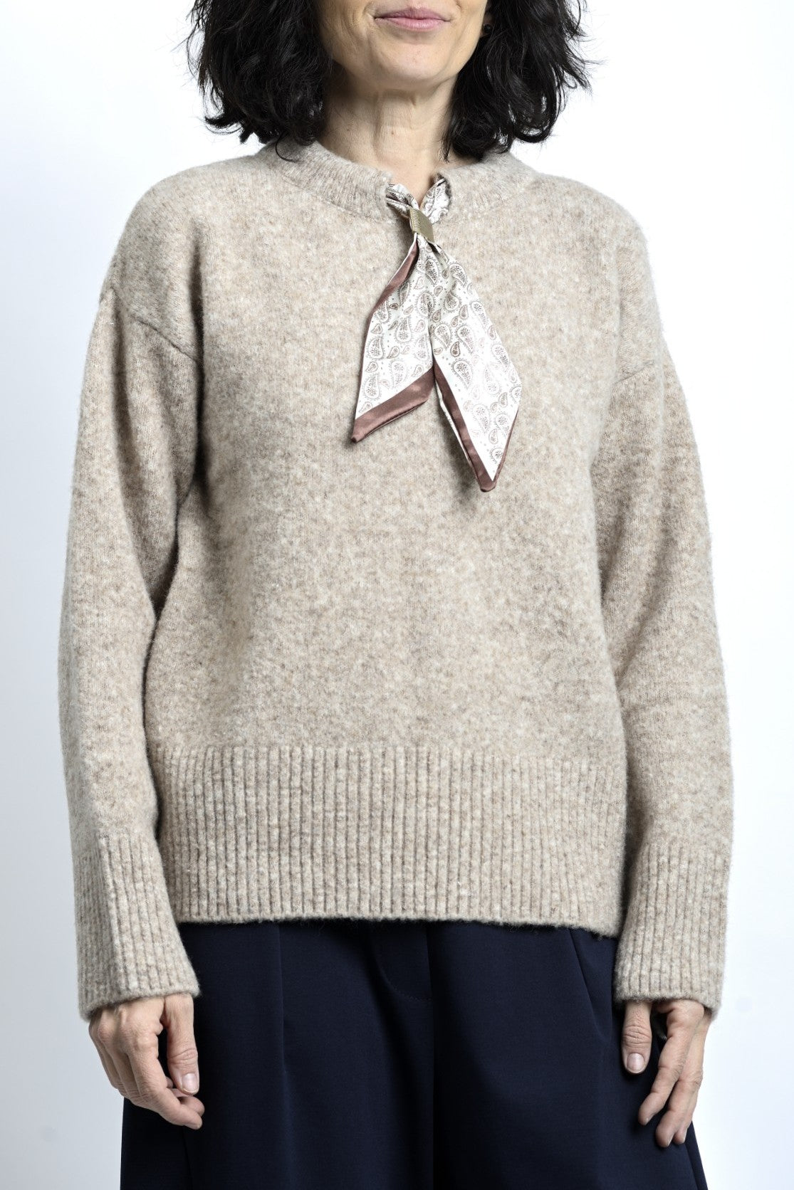 Pulover bej cu eșarfă integrată și umeri căzuți, croială lejeră și finisaj moale, vedere frontală.