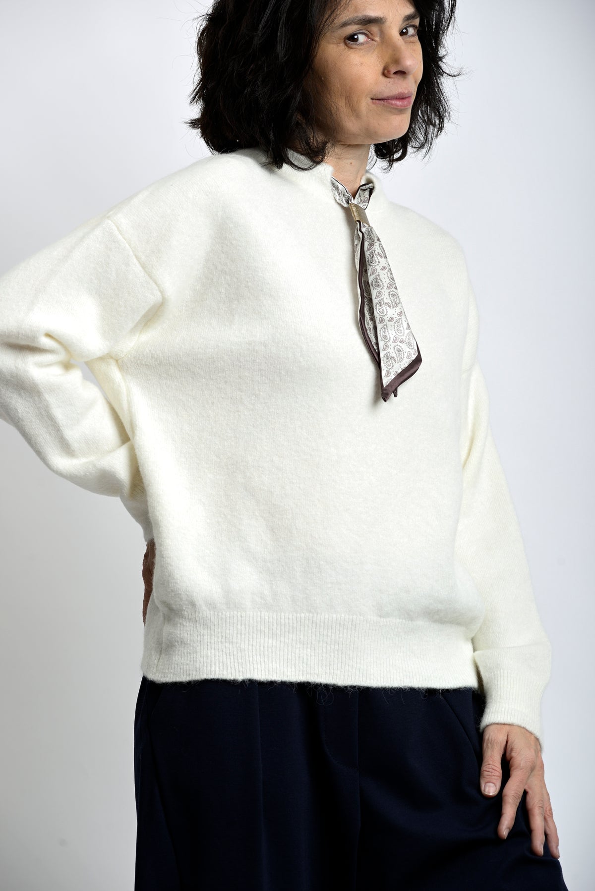 Detaliu eșarfă integrată la guler, cu imprimeu discret și finisaj atent realizat.