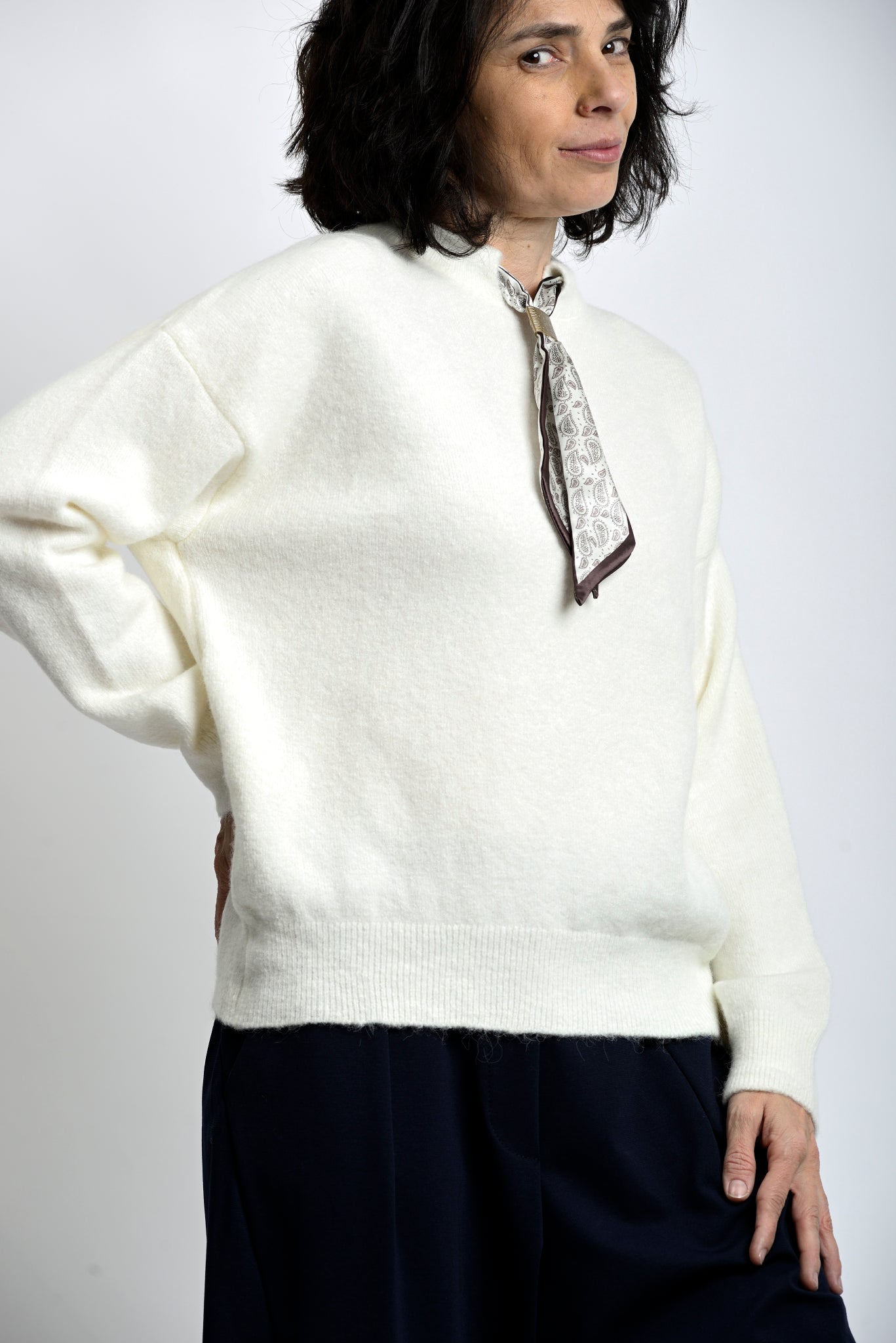 Detaliu eșarfă integrată la guler, cu imprimeu discret și finisaj atent realizat.