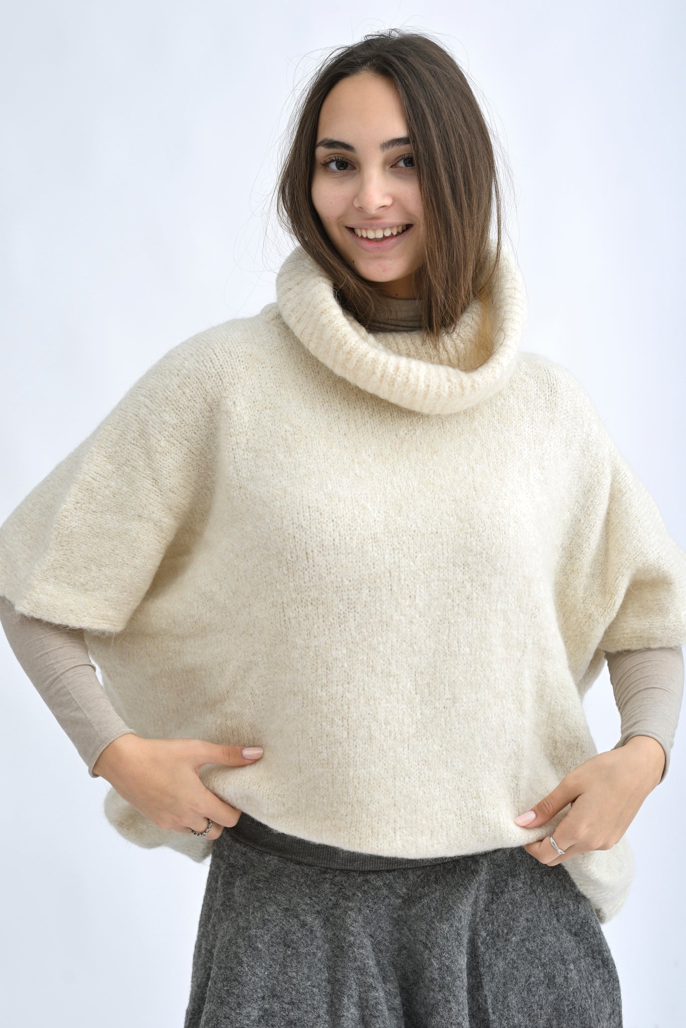 Pulover_Fluffy_Beige_Vedere_Fata