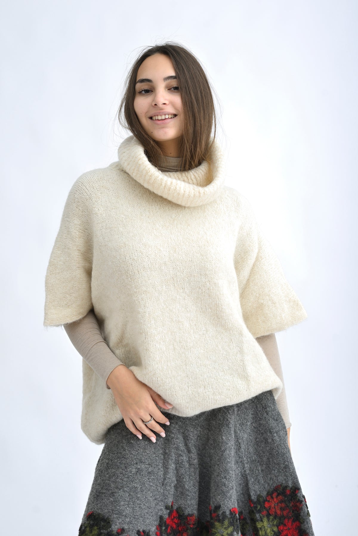 Pulover bej oversize cu guler mare și mâneci largi, vedere laterală.