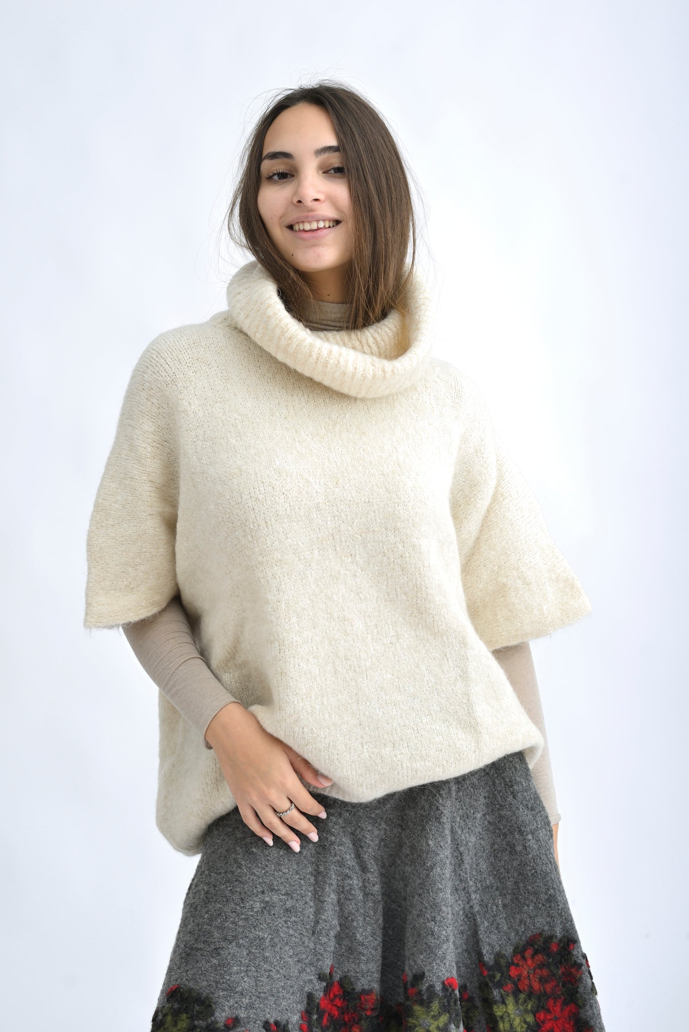 Pulover bej oversize cu guler mare și mâneci largi, vedere laterală.