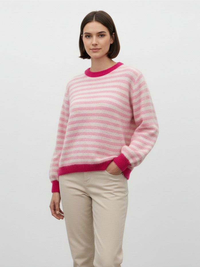 Ținută completă cu pulover pufos în nuanțe pastel și pantaloni deschiși la culoare, stil casual de zi.