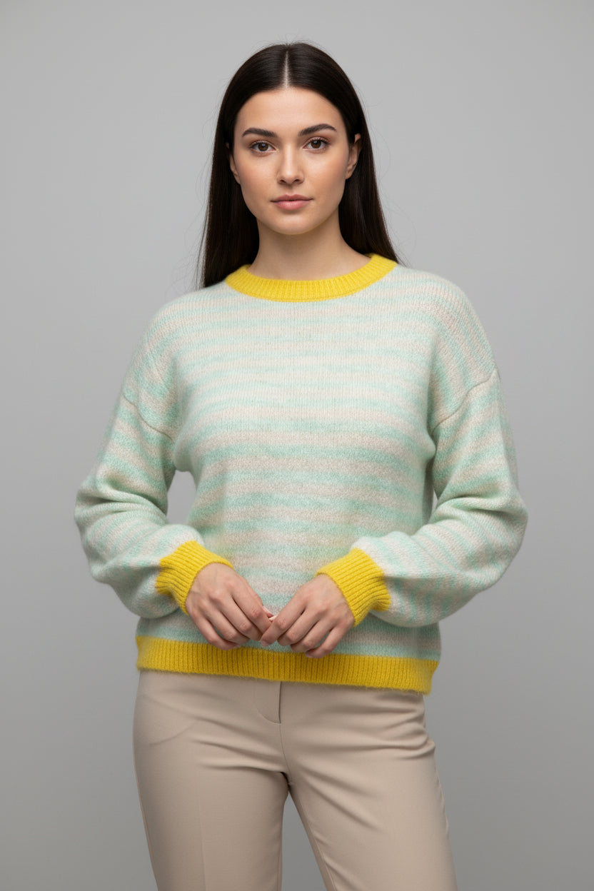 Model poartă pulover fluffy cu dungi fine și manșete galbene, asortat cu pantaloni bej, vedere frontală.