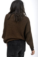 Pulover fluture tricotat negru, vedere din spate, cu croială lejeră și lungime scurtă.