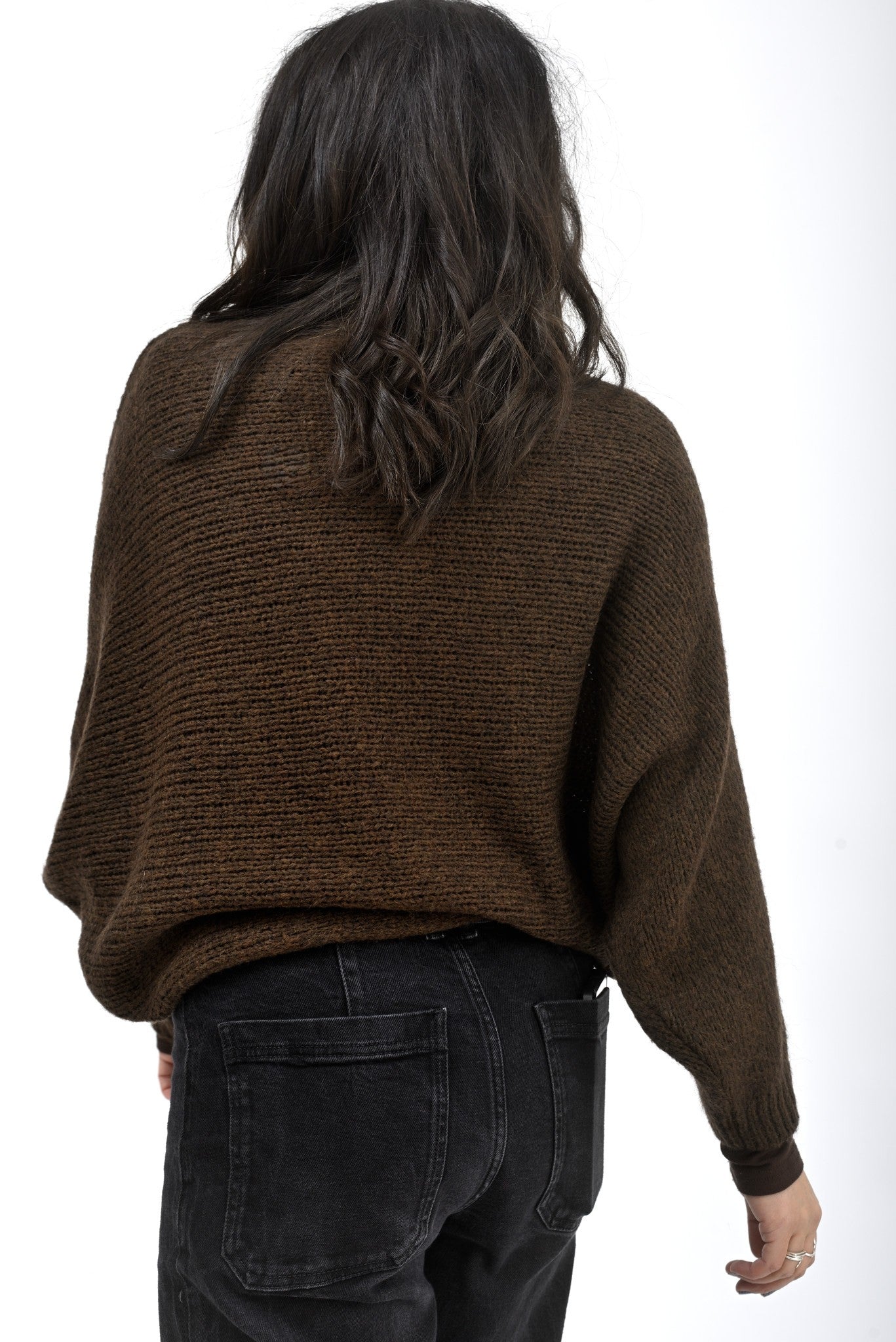 Pulover fluture tricotat negru, vedere din spate, cu croială lejeră și lungime scurtă.