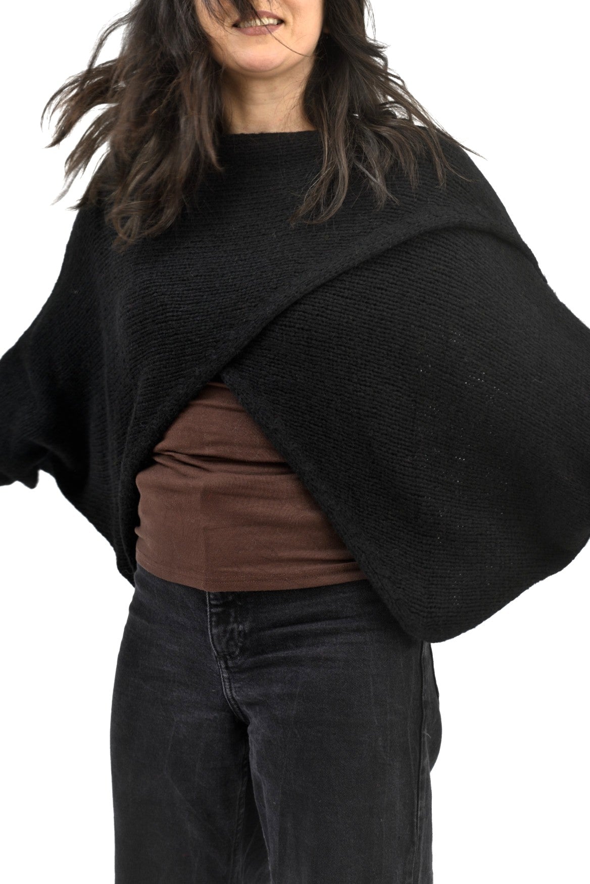 Detaliu lateral pulover fluture tricotat negru, cu textură moale și design lejer.