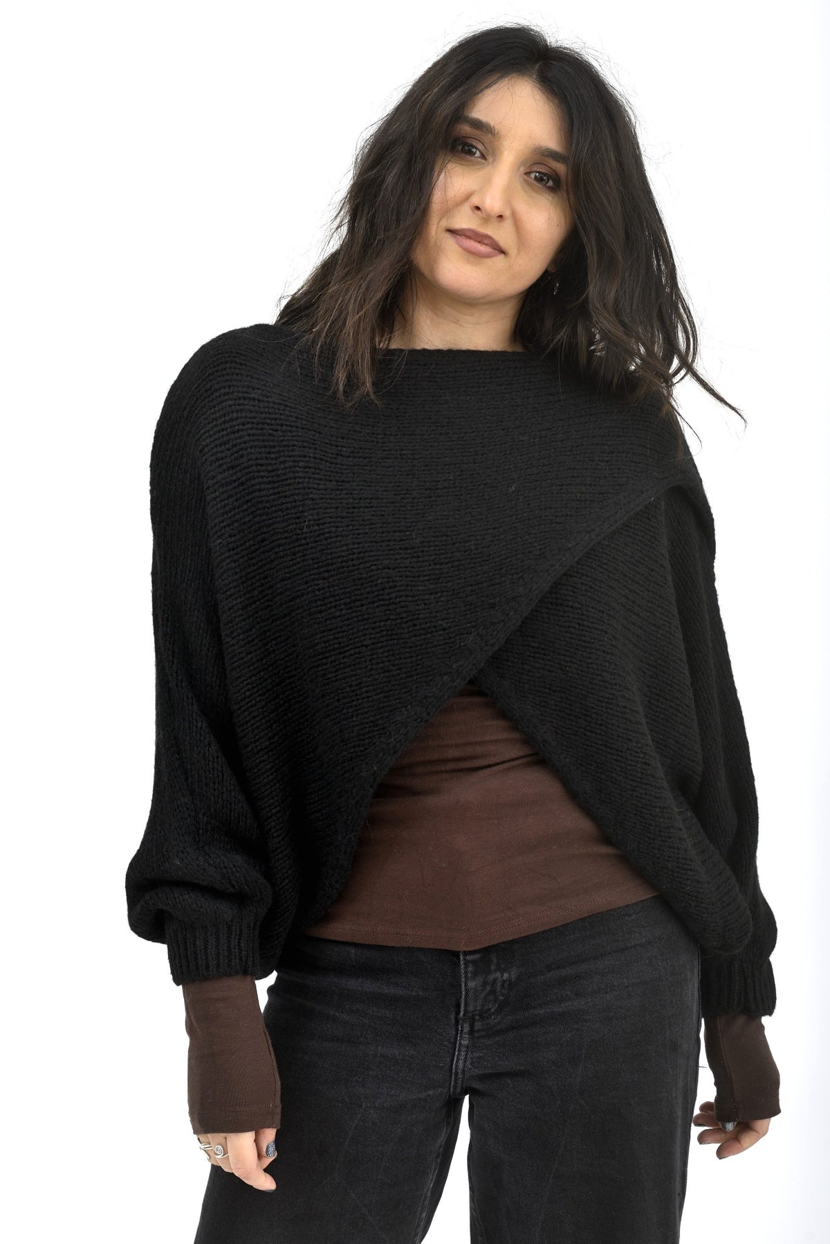 Pulover fluture negru, tricotat, cu umeri căzuți și bust amplu, ideal pentru ținute casual.