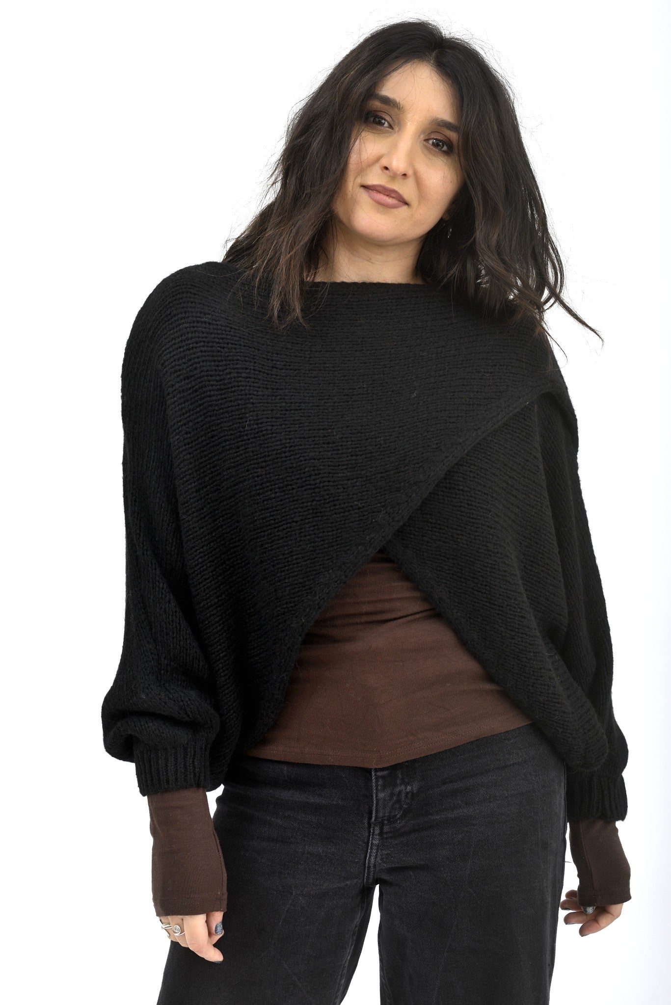 Pulover fluture negru, tricotat, cu umeri căzuți și bust amplu, ideal pentru ținute casual.