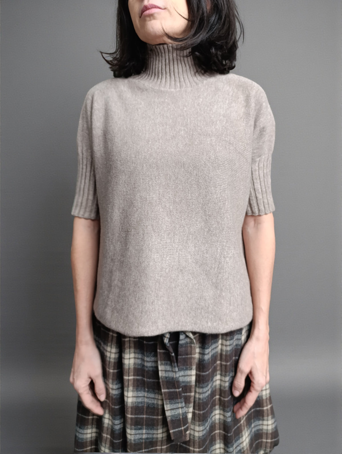 Pulover grej cu guler înalt tip funnel, textură fină din lână, mâneci scurte și croială dreaptă confortabilă.