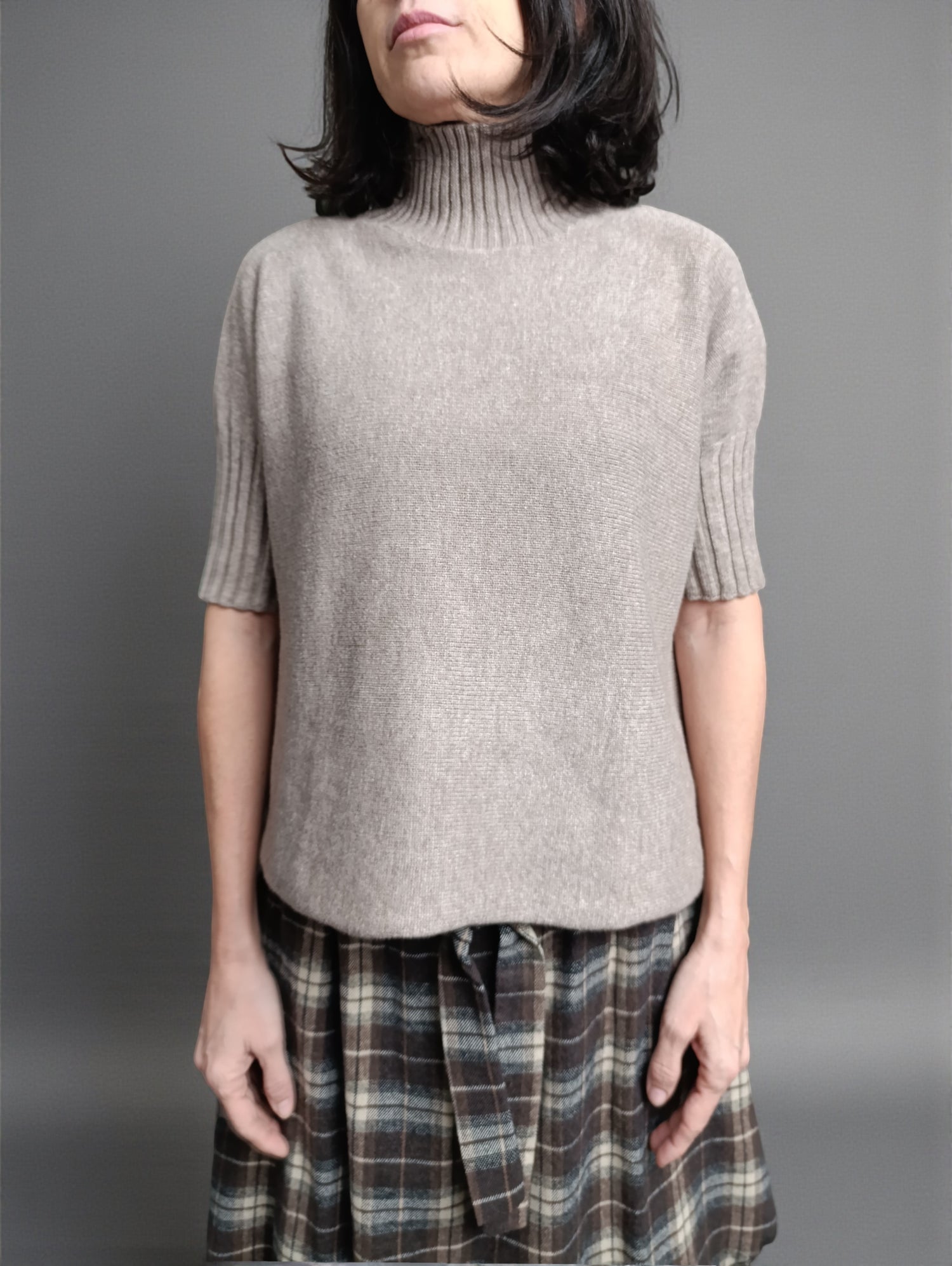 Pulover grej cu guler înalt tip funnel, textură fină din lână, mâneci scurte și croială dreaptă confortabilă.