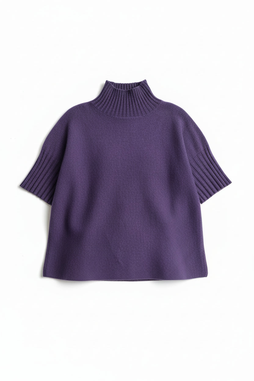 Pulover violet cu guler înalt tip funnel, textură fină din lână, mâneci scurte și croială dreaptă confortabilă.