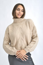 Pulover bej tricotat gros cu model bob de orez și torsade, vedere frontală pe model, croială lejeră și guler înalt.