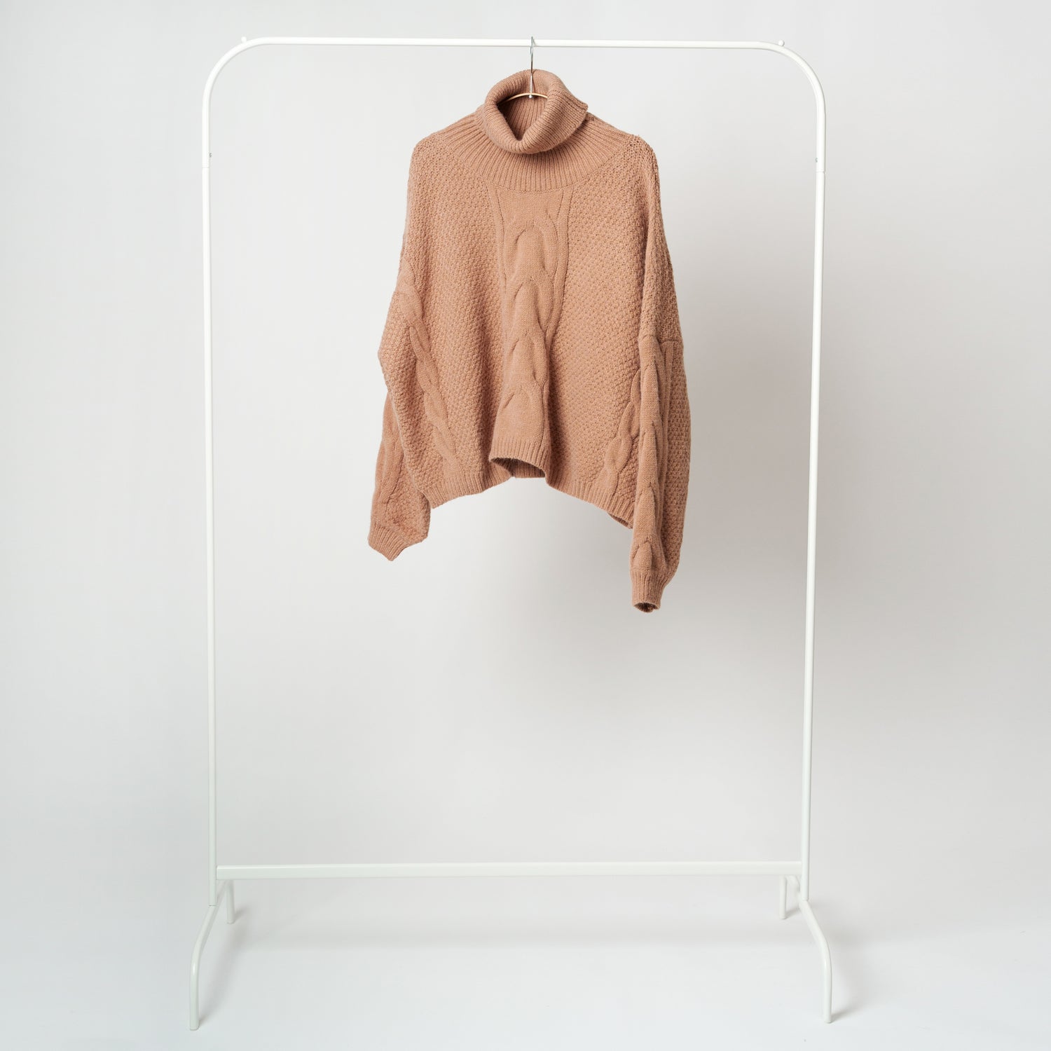 Detaliu de material tricotat cu torsade și model bob de orez, textură groasă, moale și călduroasă.