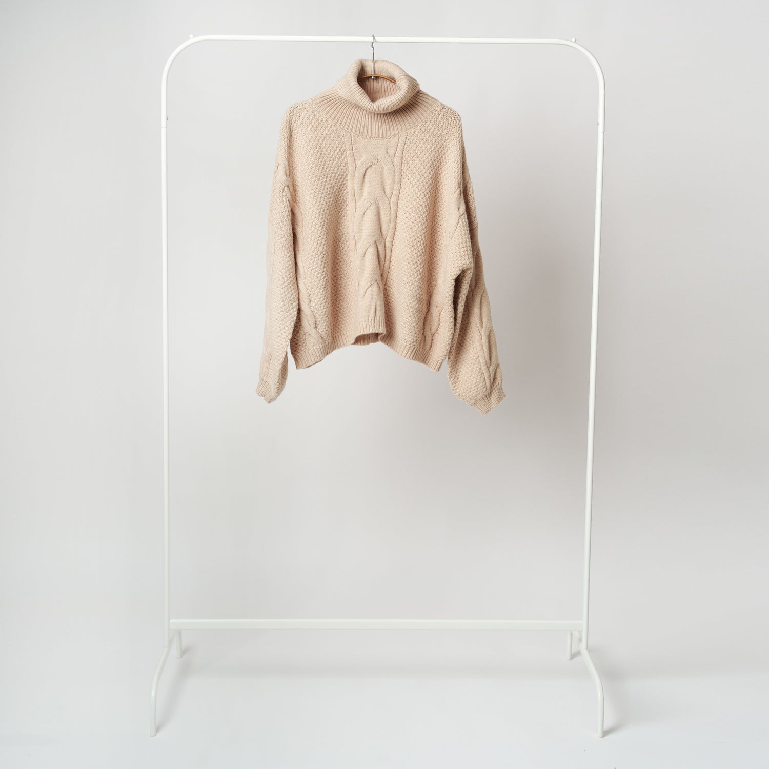 Pulover tricotat bej cu model geometric din torsade și bob de orez, vedere spate, croială largă și umeri căzuți.