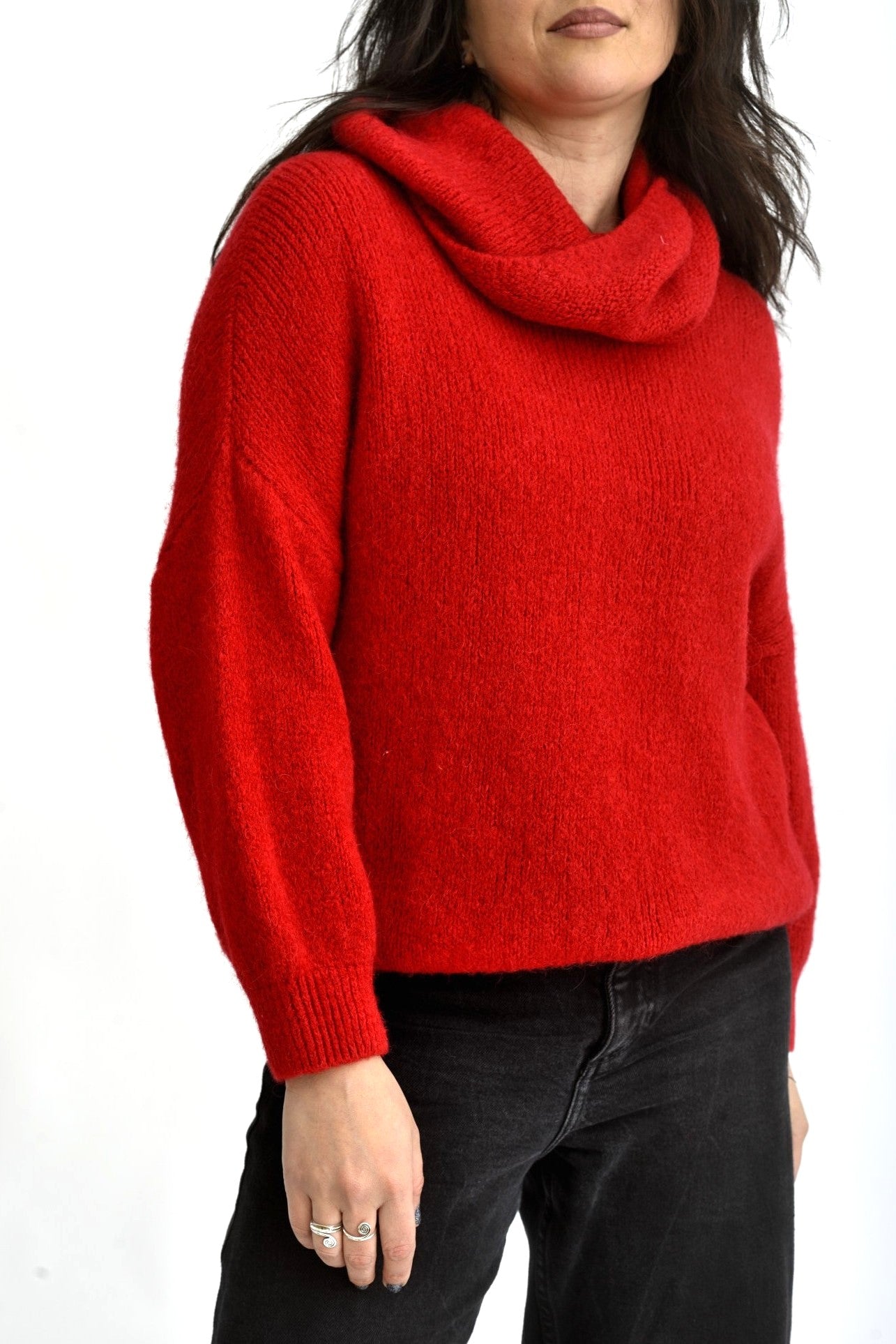 Pulover lejer de culoare roșie, cu guler amplu și umeri căzuți, realizat din amestec cu alpaca, prezentat din față
