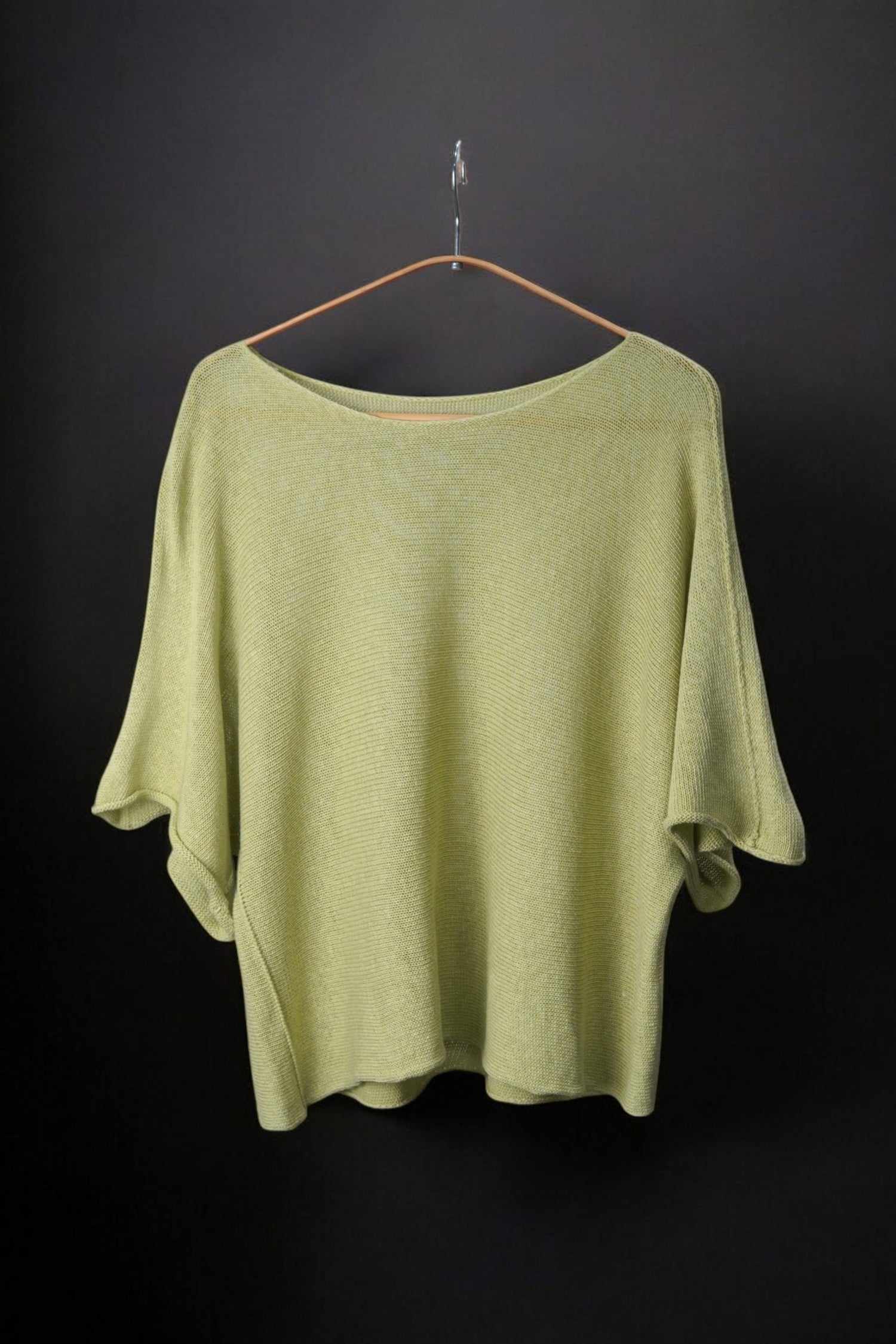 Pulover bej lejer cu textură ușor transparentă, potrivit pentru layering și outfituri confortabile.