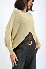 Pulover lejer cu textură fină, purtat într-o ținută casual, cu mâneci lungi și croială amplă.