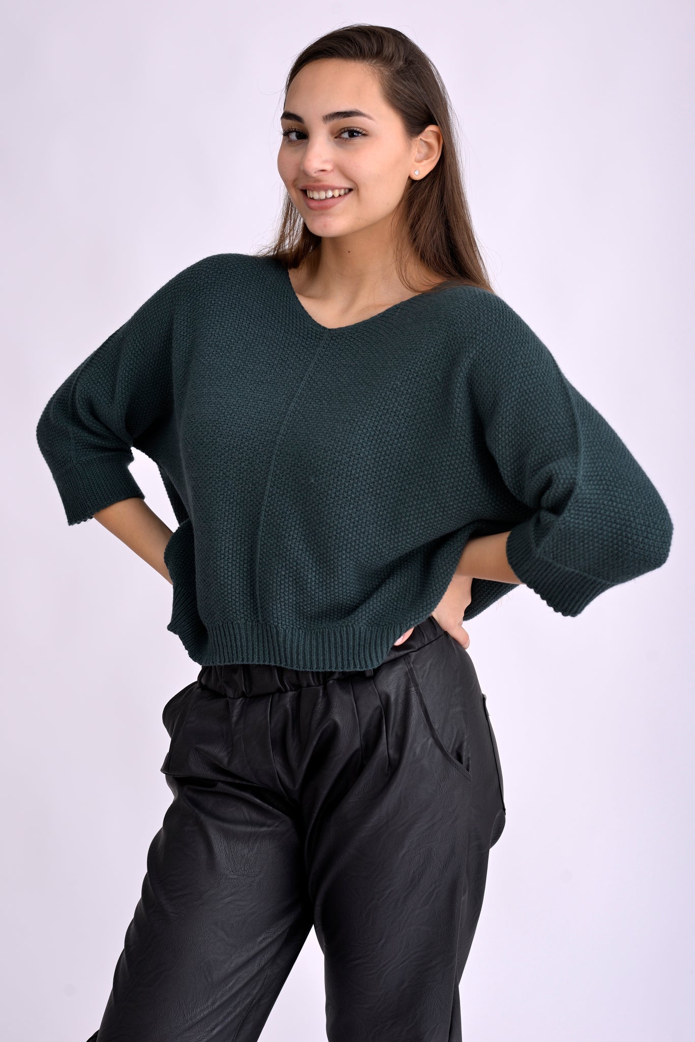 Detaliu de material al puloverului tricotat verde, textură densă tip bob de orez, realizat în Italia.