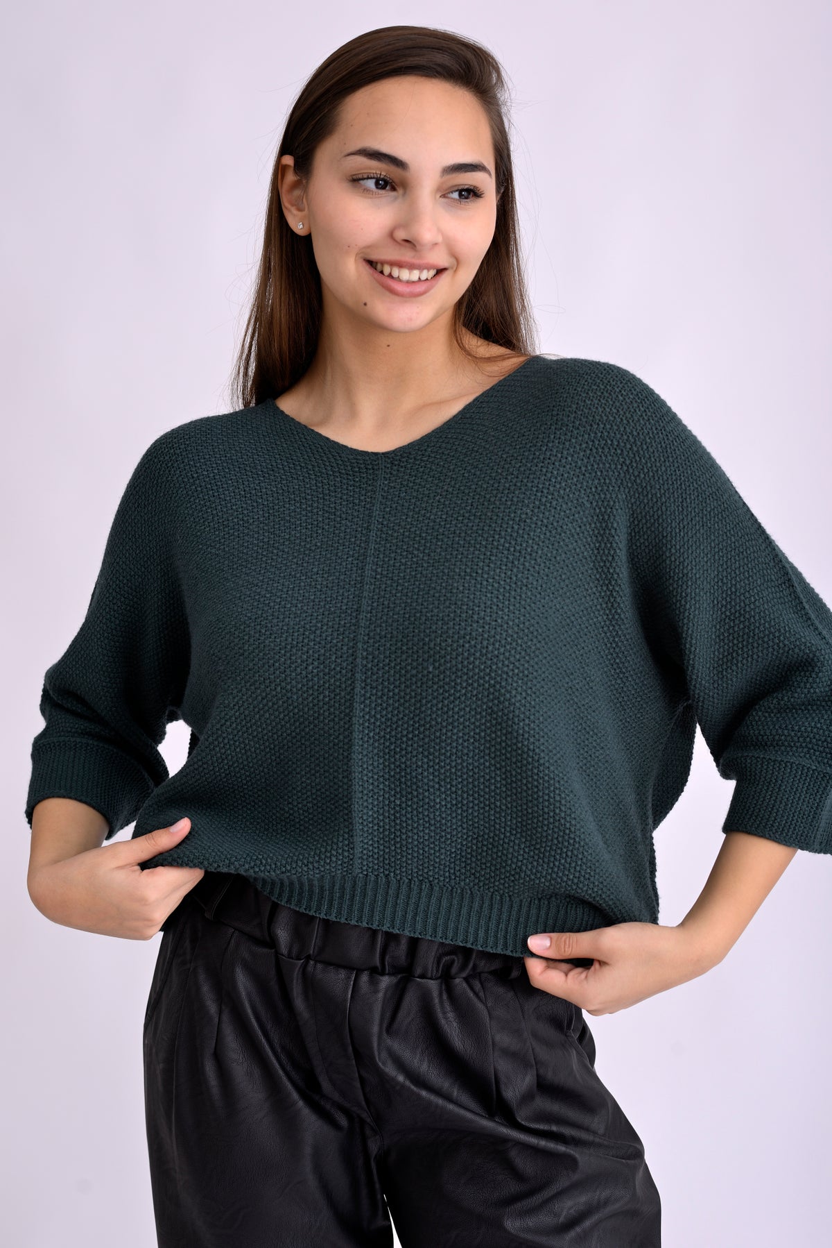 Pulover lejer tricotat verde, textură bob de orez, cu umeri căzuți și croială relaxată, prezentat pe model, vedere din față.