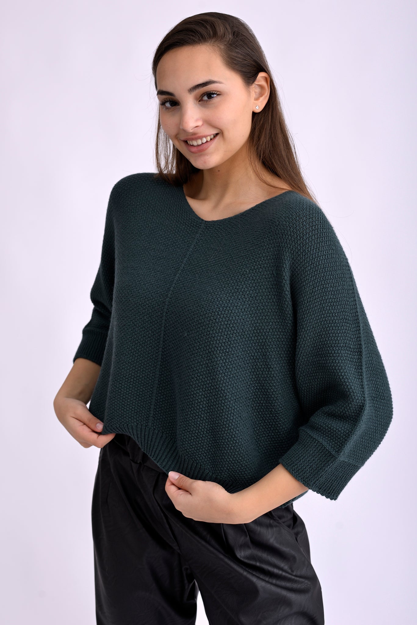 Pulover verde tricotat cu model bob de orez, umeri căzuți și mâneci trei sferturi, vedere laterală pe model.