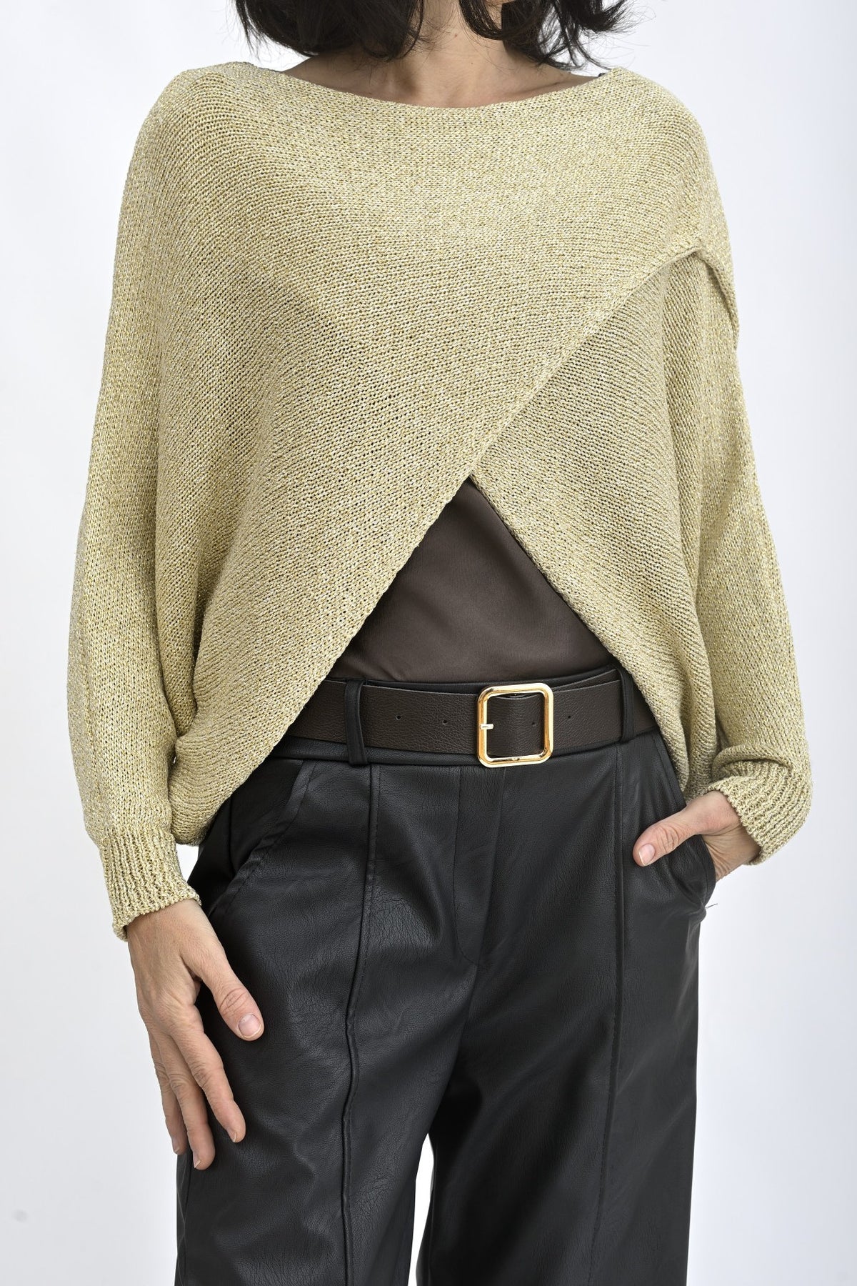 Pulover cu umeri căzuți și decolteu larg, evidențiind textura materialului și lejeritatea croielii.