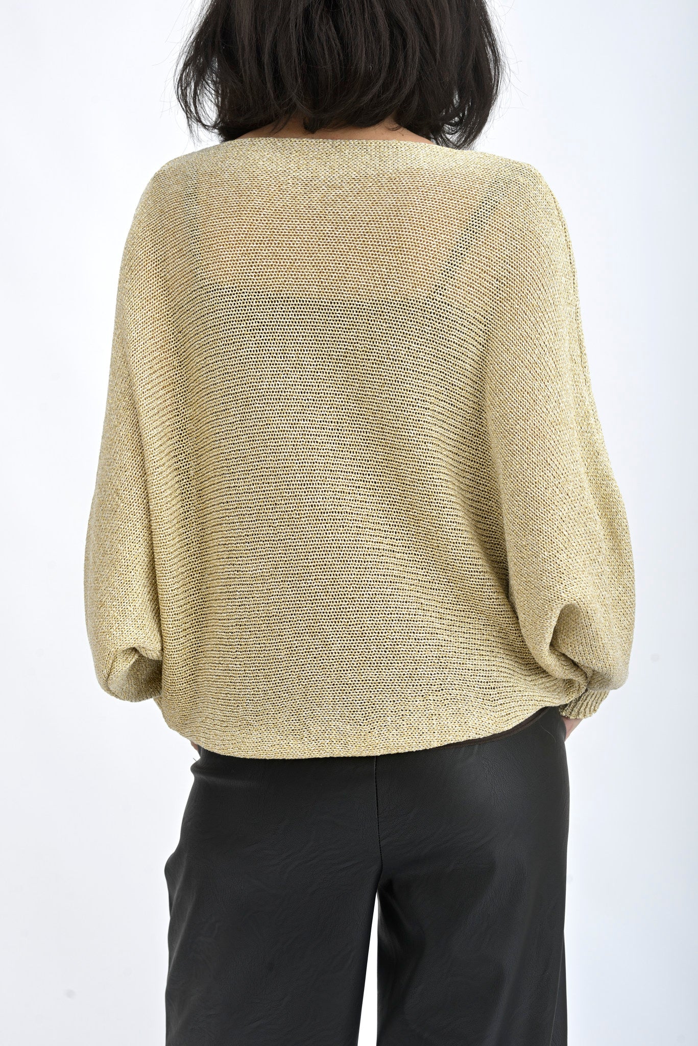 Vedere din spate a puloverului lejer, cu croială amplă și cădere naturală pe corp.