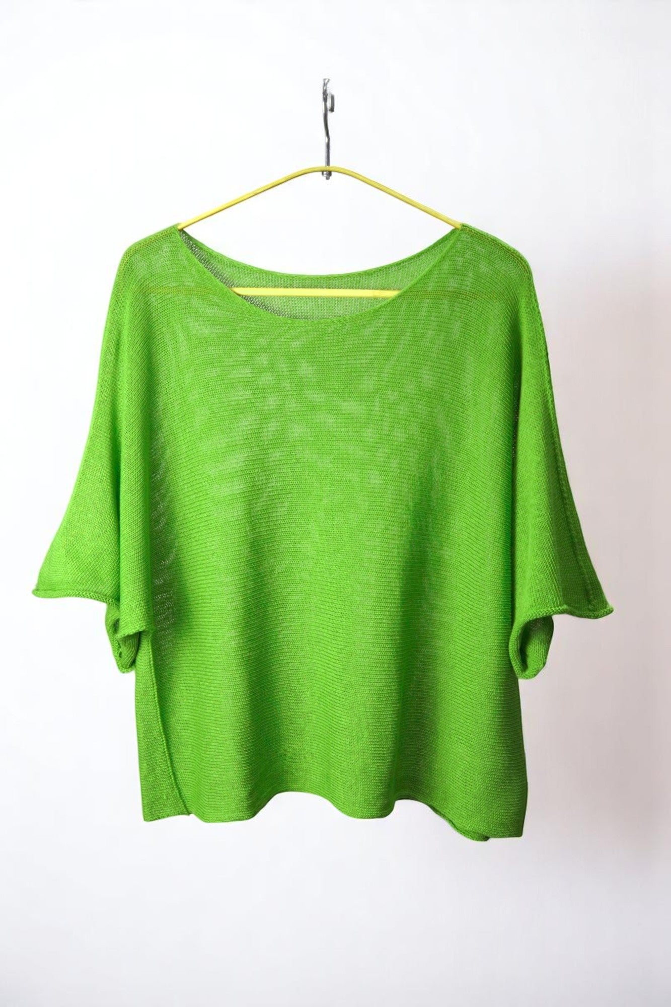 Pulover verde lejer, confecționat din material moale și respirabil, ideal pentru un look effortless.