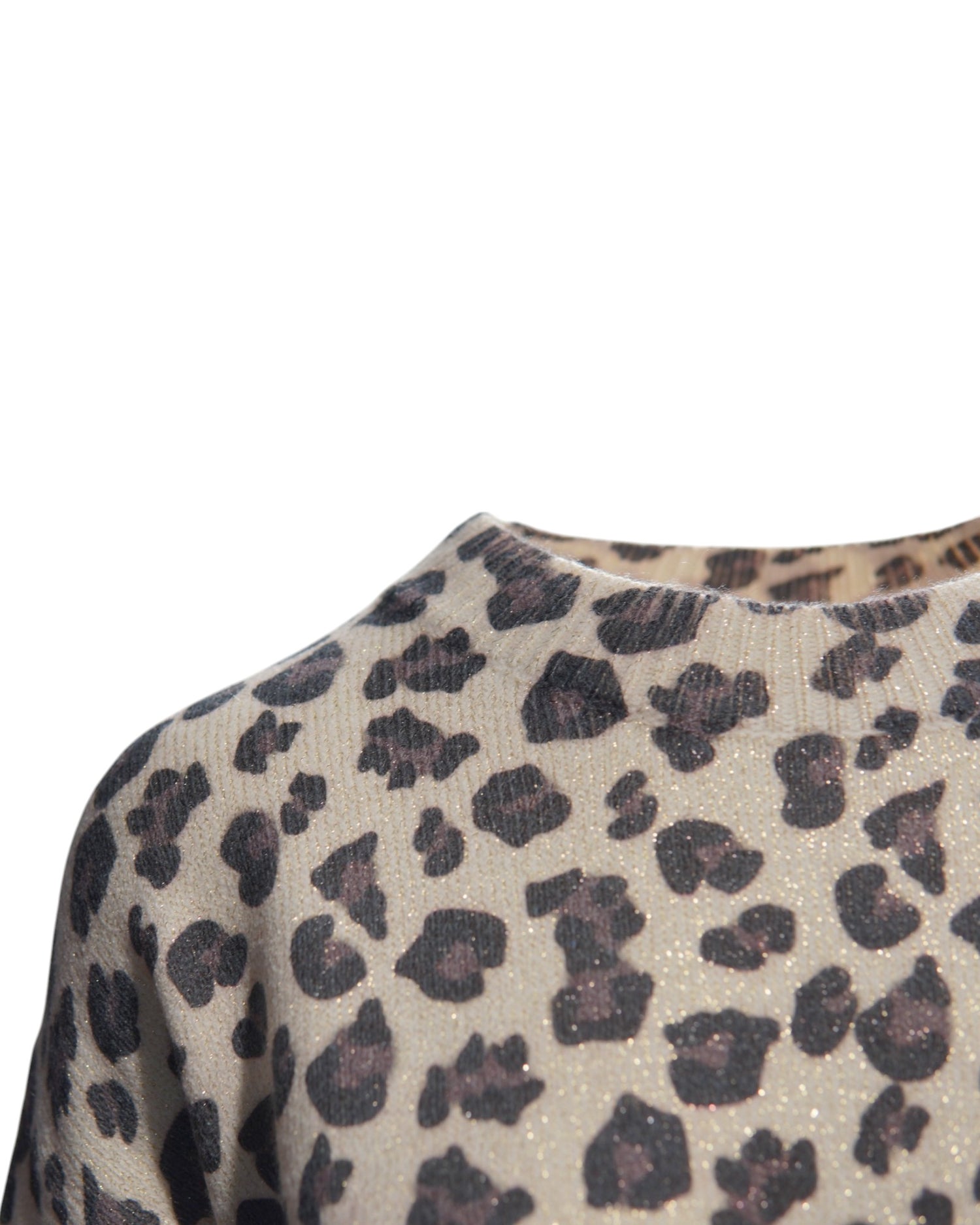 Detaliu de material al puloverului lung cu animal print și fir auriu discret.