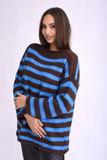 Pulover lung pufos bleumarin cu dungi negre, tricot moale și croială lejeră, purtat pe model, vedere din față.