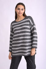Pulover tricotat lung cu dungi bleumarin și negre, textură pufoasă, vedere laterală pe model.