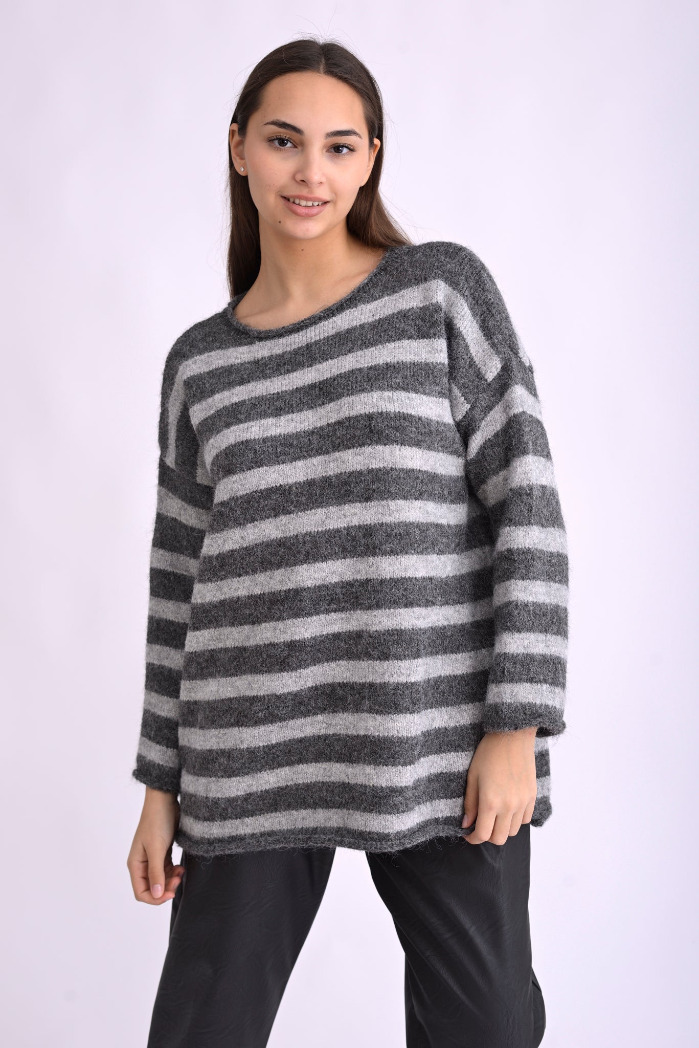 Pulover tricotat lung cu dungi bleumarin și negre, textură pufoasă, vedere laterală pe model.