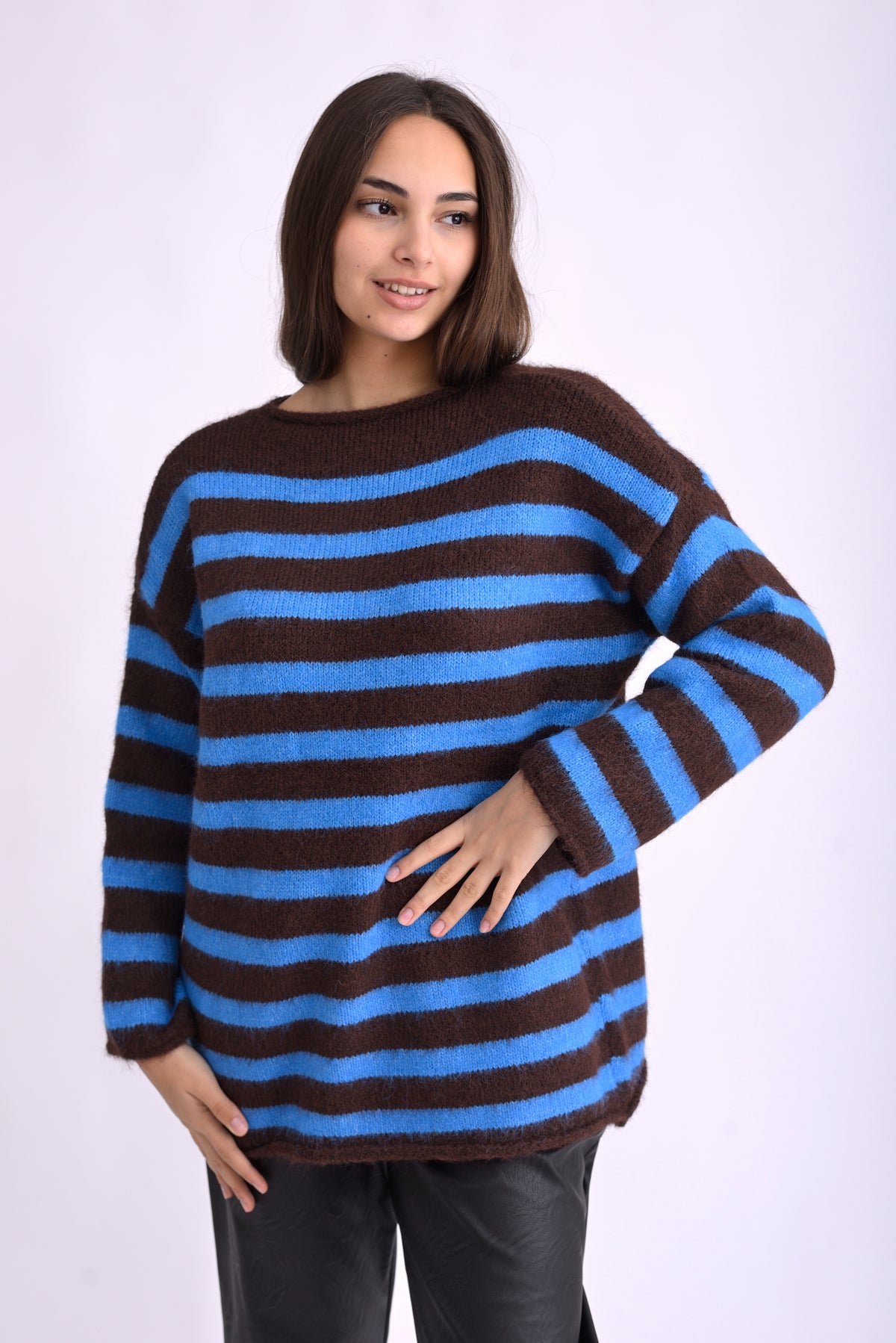 Pulover pufos lung în dungi orizontale, bleumarin și negru, croială oversize, vedere din spate.