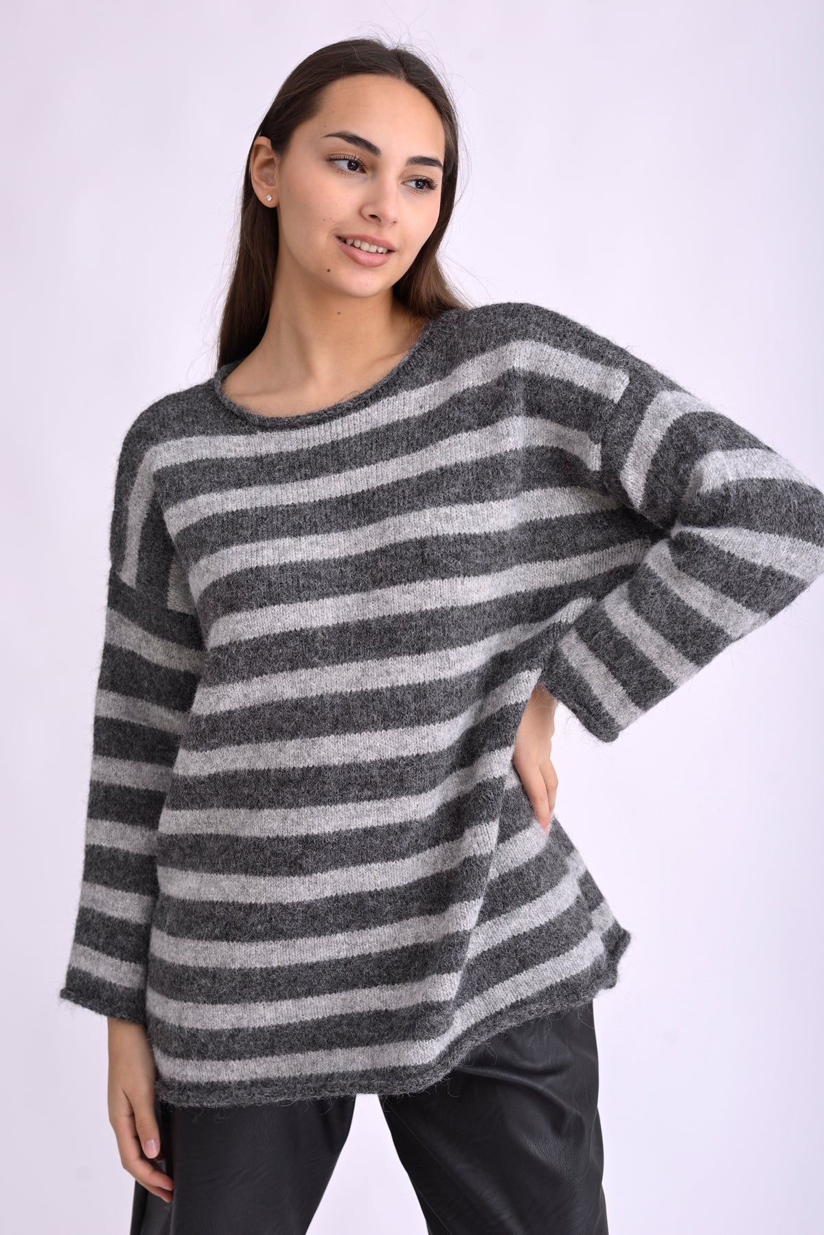 Pulover lung pufos gri cu dungi negre, tricot moale, croială relaxată, purtat pe model.