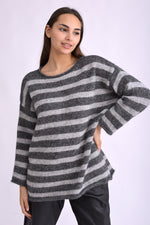 Pulover lung pufos gri cu dungi negre, tricot moale, croială relaxată, purtat pe model.