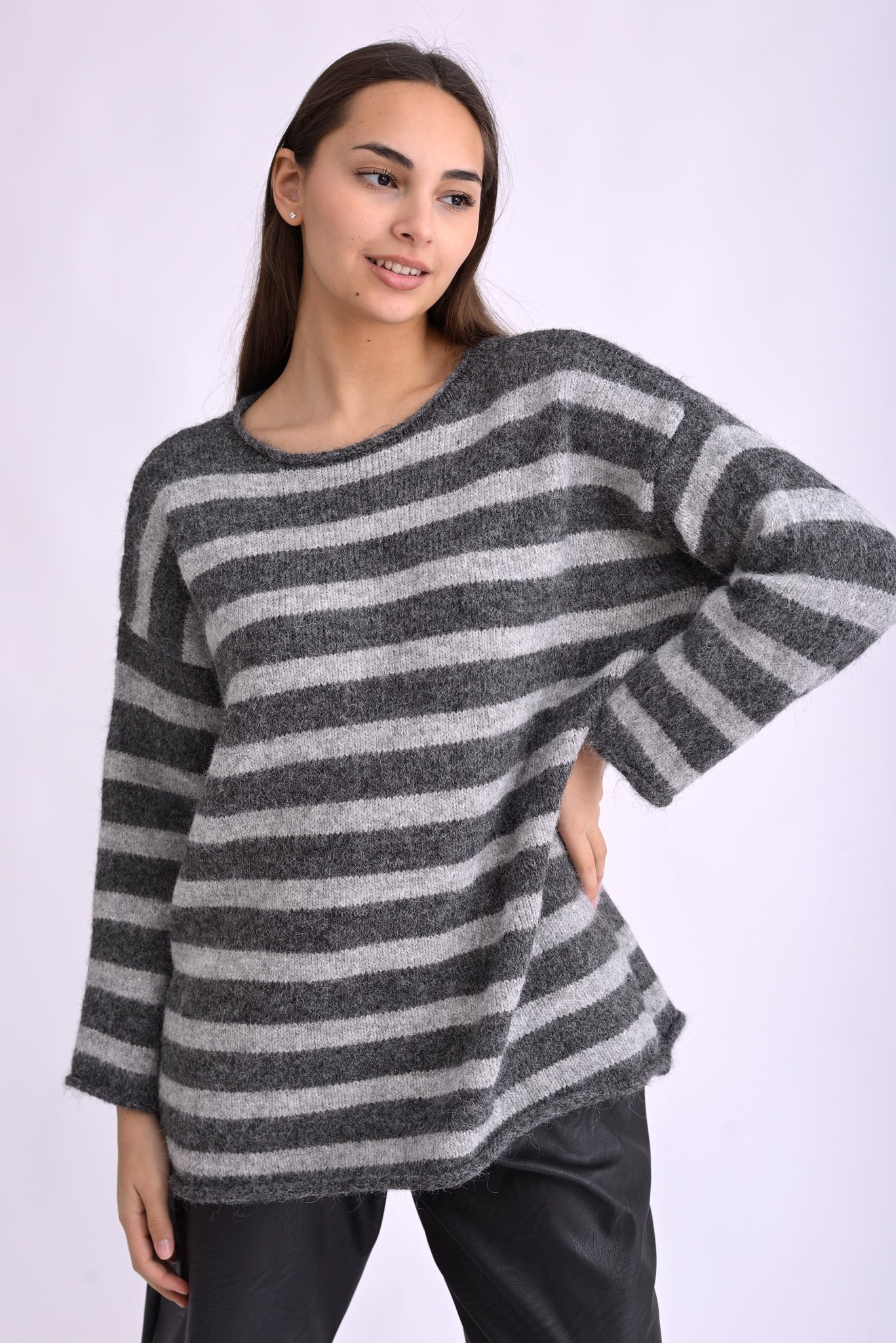 Pulover lung pufos gri cu dungi negre, tricot moale, croială relaxată, purtat pe model.