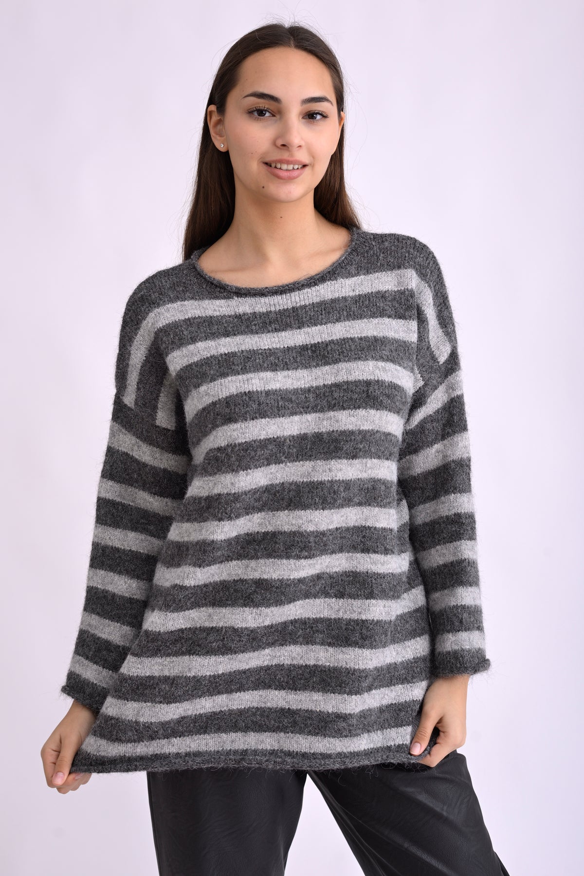 Pulover gri cu dungi negre, tricotat din amestec cu mohair și lână, textură pufoasă, vedere laterală.