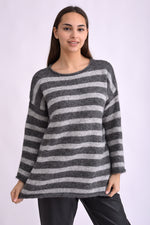 Pulover gri cu dungi negre, tricotat din amestec cu mohair și lână, textură pufoasă, vedere laterală.