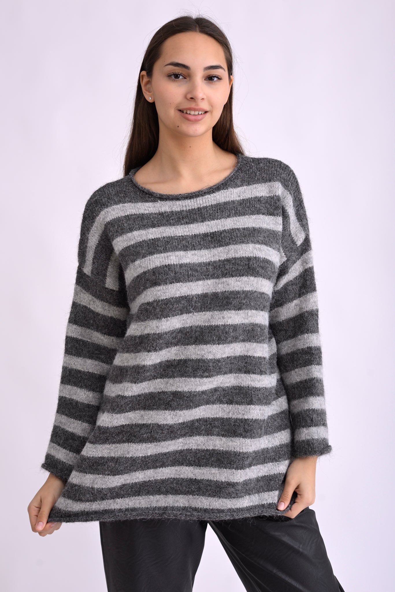 Pulover gri cu dungi negre, tricotat din amestec cu mohair și lână, textură pufoasă, vedere laterală.