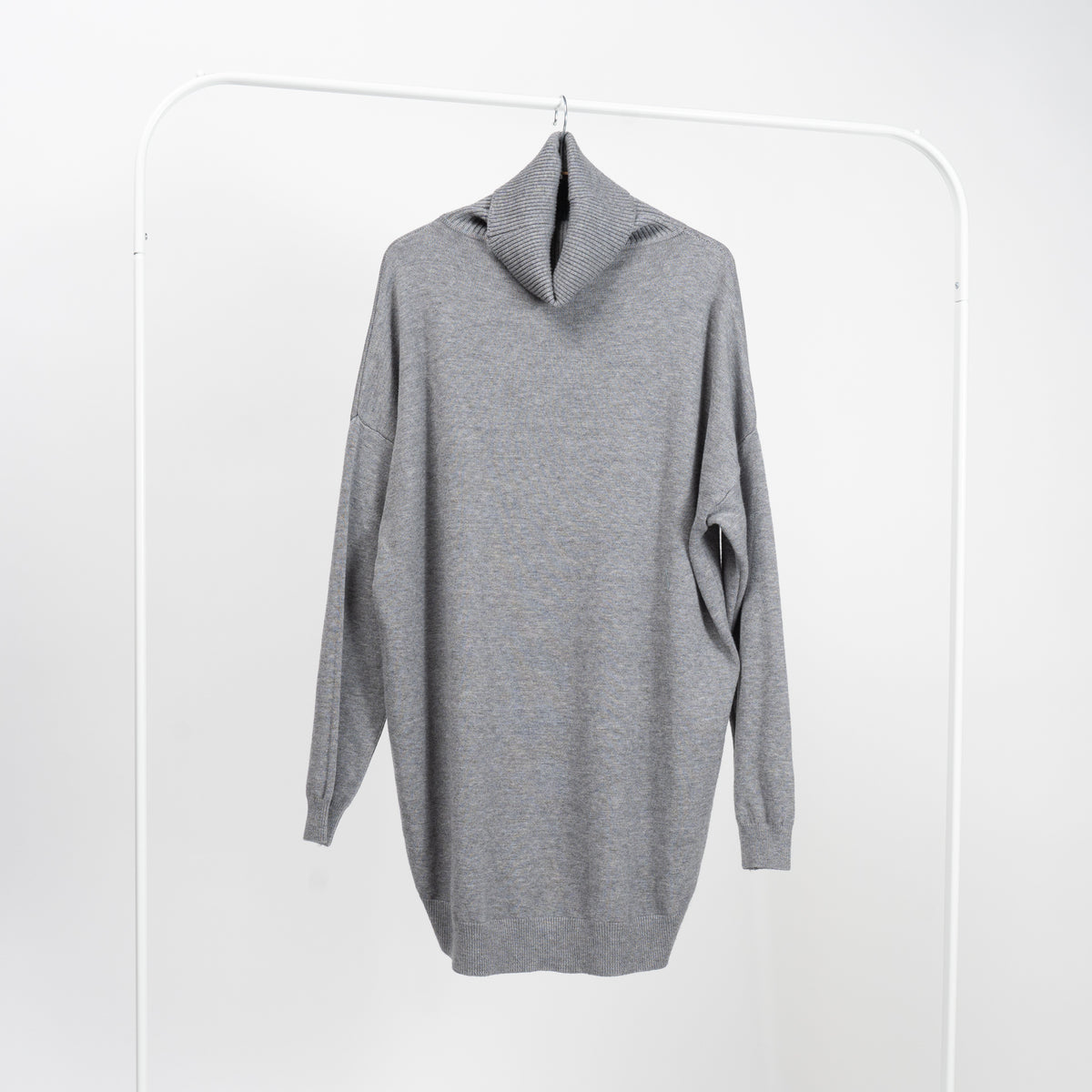 Pulover lung gri cu guler înalt, din tricot soft, croială oversize, mânecă lungă.