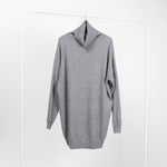 Pulover lung gri cu guler înalt, din tricot soft, croială oversize, mânecă lungă.