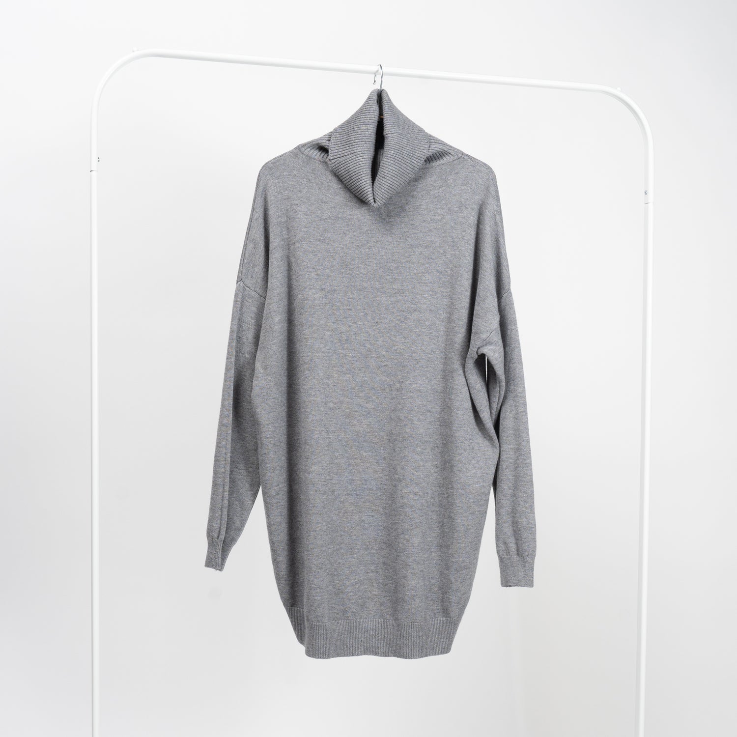 Pulover lung gri cu guler înalt, din tricot soft, croială oversize, mânecă lungă.