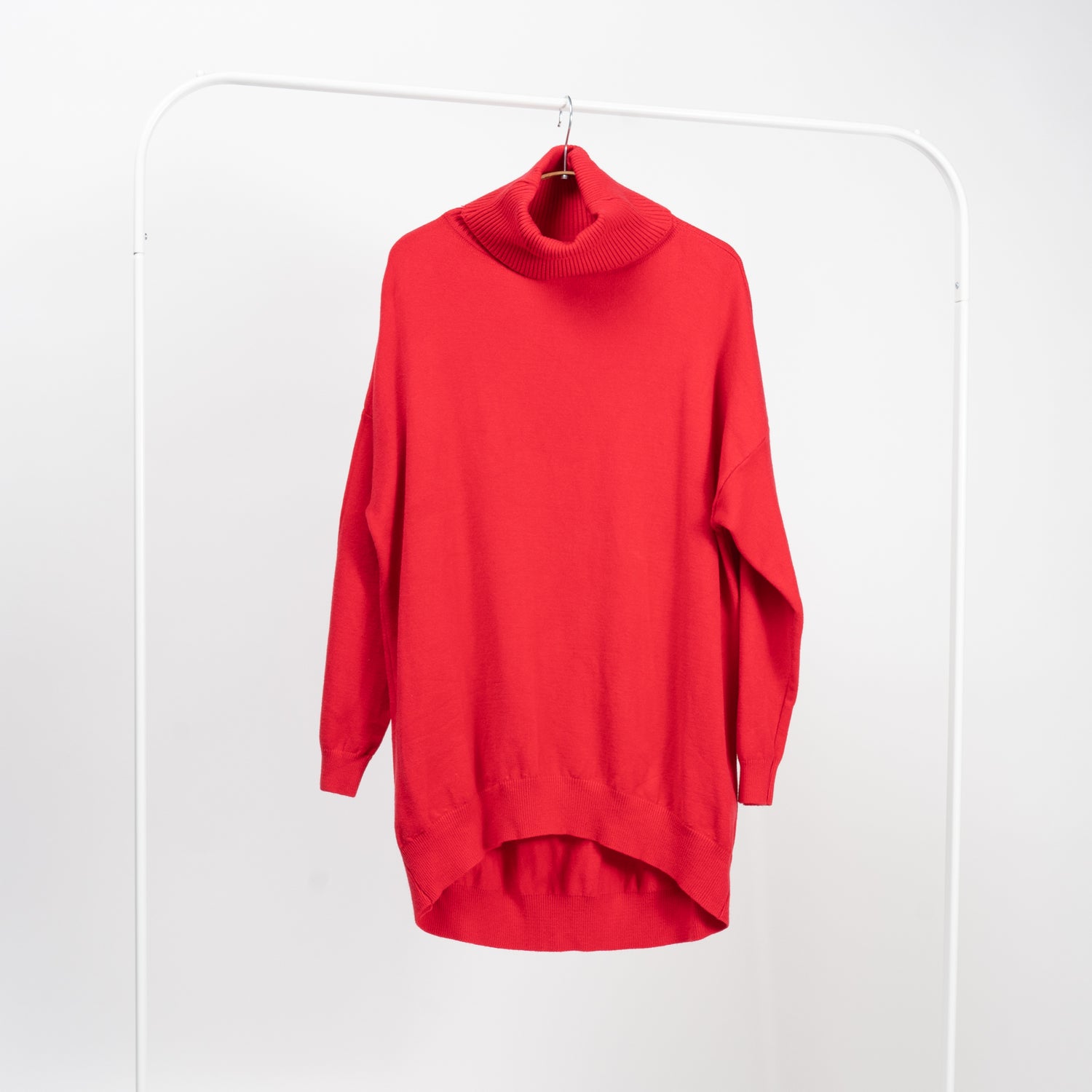 Pulover lung roșu cu guler înalt, margini rib și croială lejeră oversize.