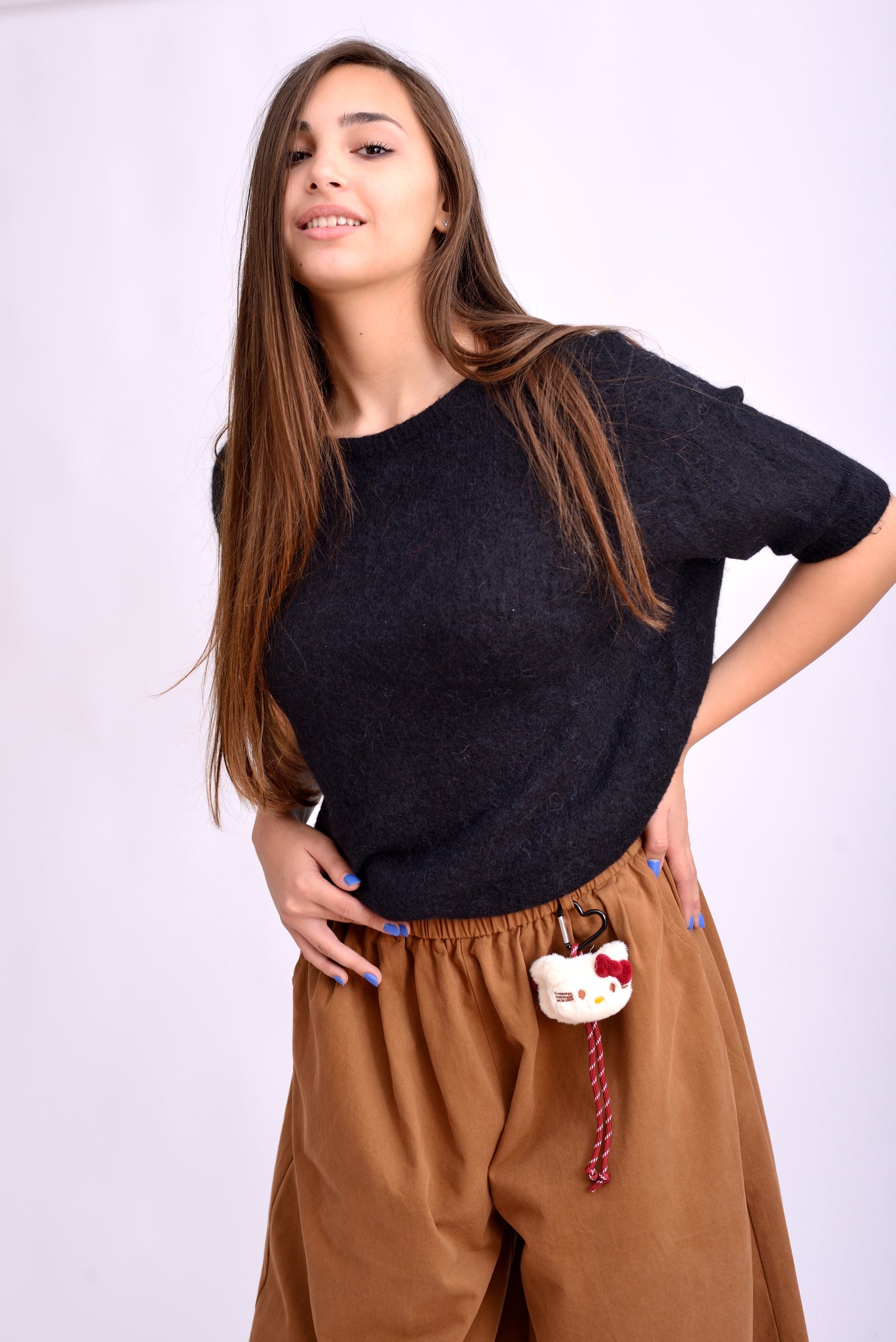Pulover negru scurt cu mânecă lejeră, textură fină și umeri căzuți.