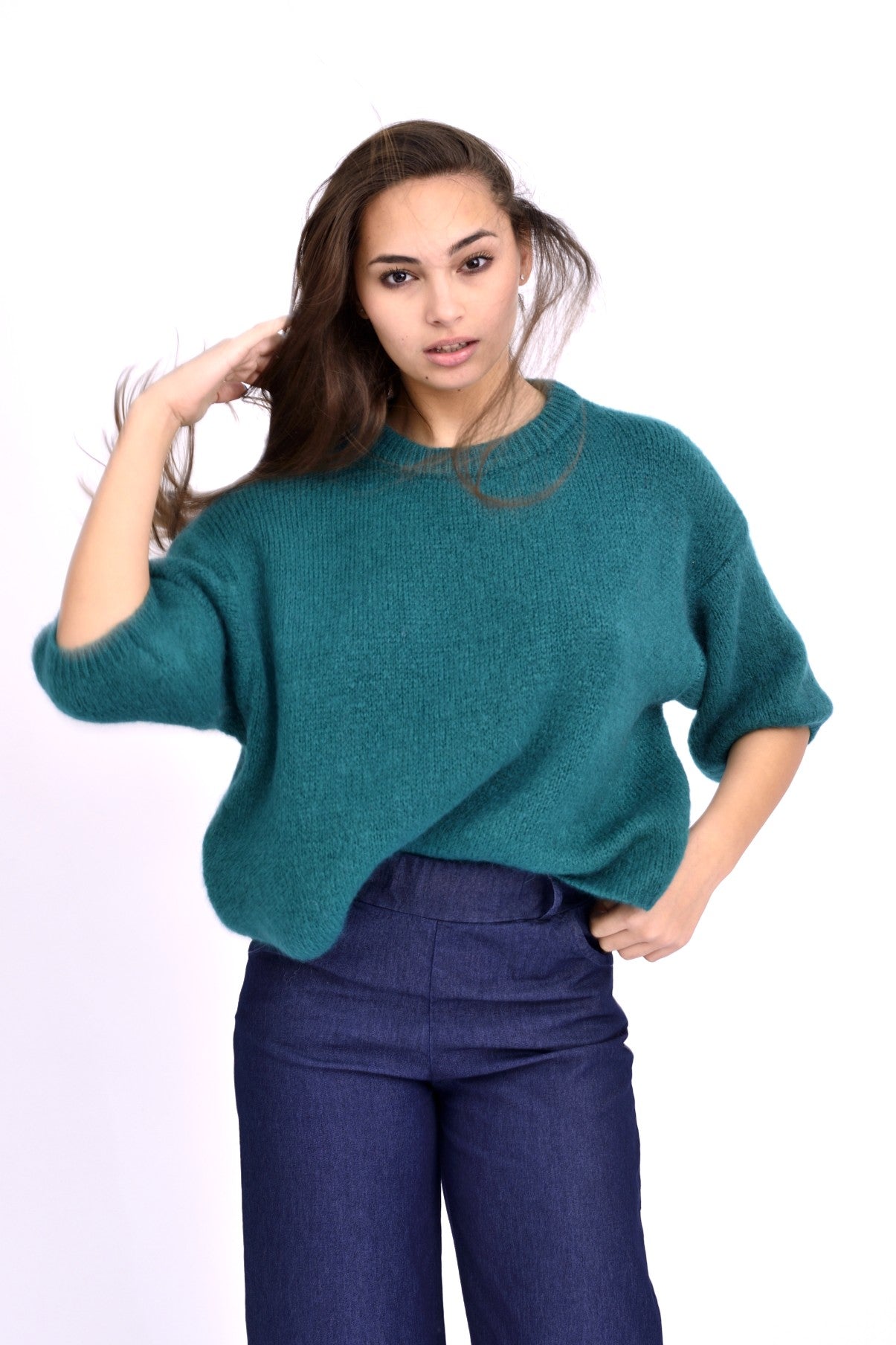 Pulover oversize cu mânecă scurtă, verde, tricot moale cu mohair, vedere frontală.