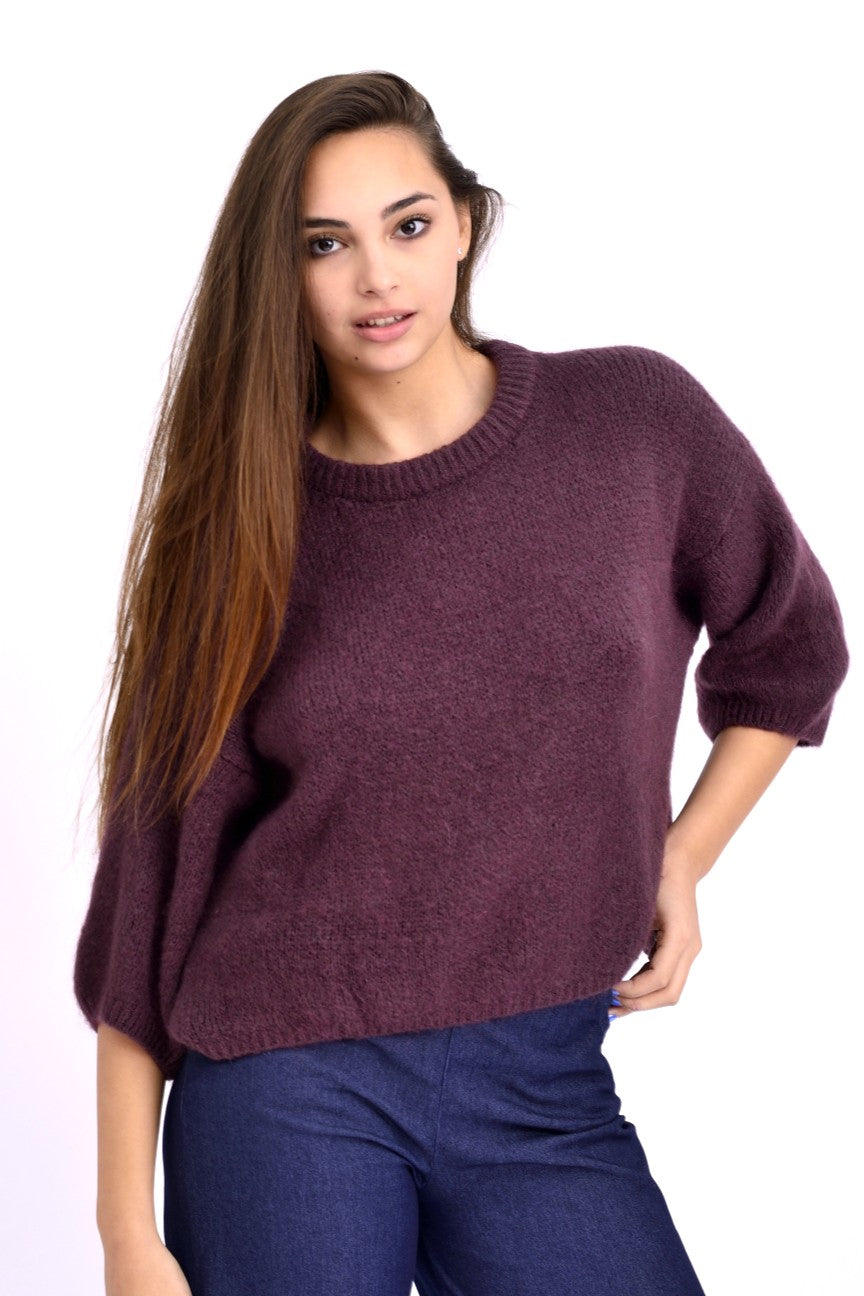 Pulover scurt cu umeri căzuți, mânecă 3/4 scurtă, tricot fin mohair-lână.