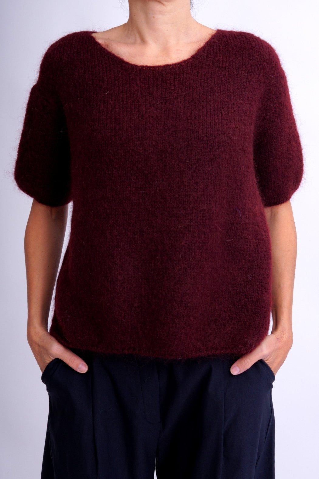 Pulover bordo din mohair moale, cu mâneci scurte, croială dreaptă și decolteu rotund, ideal pentru un look elegant și confortabil.